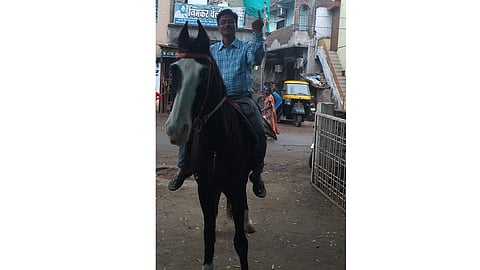 यवतमाळमध्ये मतदानासाठी डॉक्टरांची घोड्यावरून स्वारी