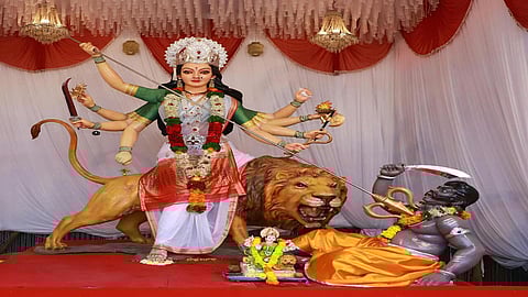 नवरात्राेत्सव रद्द करुन 'धर्मवीर'चा कोरोनाबाधितांसाठी झटण्याचा निर्णय