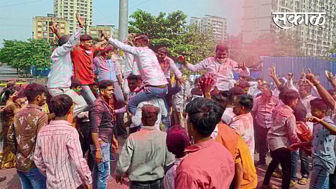 कल्याण - कल्याण तालुक्याच्या ग्रामीण भागातील ग्रामपंचायतींच्या निवडणुकीत शिवसेनेचा धुव्वा उडाल्यानंतर सोमवारी जल्लोष करताना भाजप कार्यकर्ते.