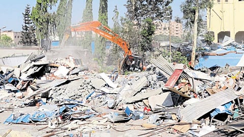 काळेवाडी फाटा - रिंगरोडच्या रुंदीकरणात अडथळा ठरणारी बांधकामे शनिवारी पिंपरी-चिंचवड नवनगर विकास प्राधिकरणाने पाडली.