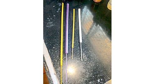 चीनमधून आयात होणाऱ्या मसाला लावलेल्या मोठ्या बांबू कांड्या.