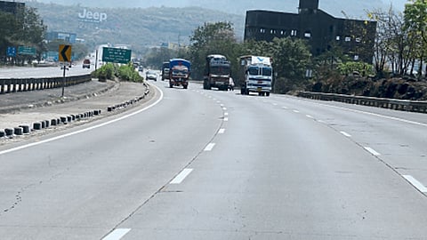 पुणे - मुंबई द्रुतगती मार्गाचे संग्रहित छायाचित्र.