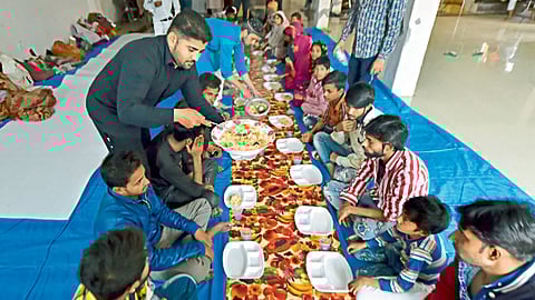 ईशान्य दिल्लीतील हिंसाचारातील बाधितांसाठी सामाजिक कार्यकर्त्यांनी मुस्तफाबाद येथे शनिवारी भोजनाची व्यवस्था केली होती.