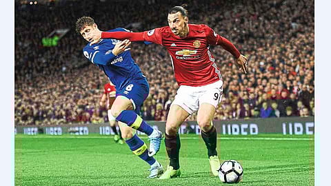 मॅंचेस्टर - इंग्लिश प्रिमियर लीग फुटबॉल स्पर्धेत एव्हर्टनच्या रॉस बर्कले याला चकवून मुसंडी मारताना मॅंचेस्टर युनायटेडचा इब्राहिमोविच.