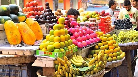Corona affects fruit sellers in Solapur