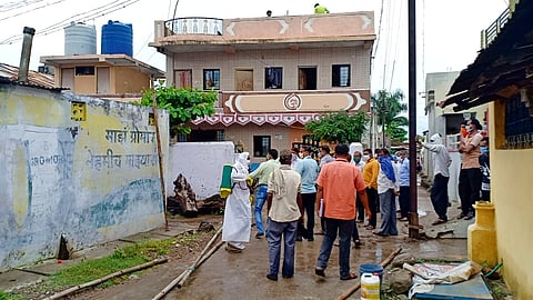 गुमगाव : हिंगणा तालुक्यातील गुमगाव येथे पॉझिटिव्ह रूग्ण आढळल्यानंतर परिसर सील करताना प्रशासकीय कर्मचारी व अधिकारी.