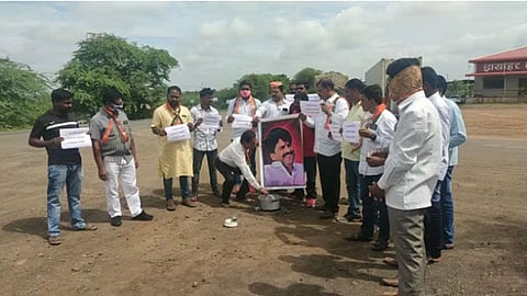 बारामतीत पडळकरांच्या प्रतिमेस दुधाचा अभिषेक