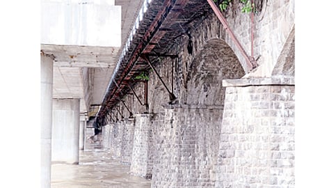 दापोडी - जुन्या हॅरिस पुलाची सद्यस्थिती.