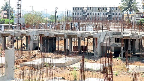 वाल्हेकरवाडी - प्राधिकरणातर्फे उभारण्यात येणाऱ्या गृहप्रकल्पाचे संथ गतीने सुरू असलेले काम.