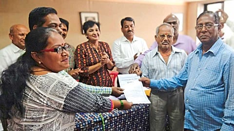 साधना मीडिया सेंटर - आंतरजातीय विवाह केलेल्या दांपत्याला  २० वर्षांनी तेलुगू मडेलवार धोबी समाजाचे सभासदत्व दिले. या वेळी (डावीकडून) अजित चिंचणे व त्यांच्या पत्नी, ‘अंनिस’च्या नंदिनी जाधव, ॲड. सुनील जपे, समाजाचे अध्यक्ष गणेश निमकर आदी.