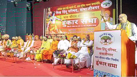 औरंगाबाद - राममंदिराविषयी विश्व हिंदू परिषदेतर्फे रविवारी औरंगाबादेत घेण्यात आलेल्या हुंकार सभेत बोलताना हुकूमचंद सावला.