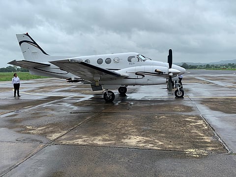 सोलापुरातून आलेले हेच ते पाऊस पाडणारे विमान.