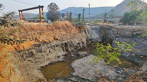 भुयारी मार्गासाठी रेल्वे रुळालगत सुरुंग लावून स्फोट.