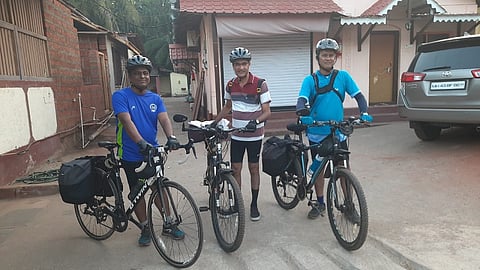 वसई ः वाचनवृध्दीसाठी सायकल सफर करणारे तरूण.