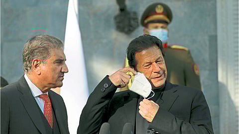 काबूल - अफगाणिस्तानच्या अध्यक्षांशी झालेल्या ताज्या चर्चेसंबंधी पत्रकार परिषदेत निवेदन करण्याच्या तयारीत पाकिस्तानचे पंतप्रधान इम्रान खान.