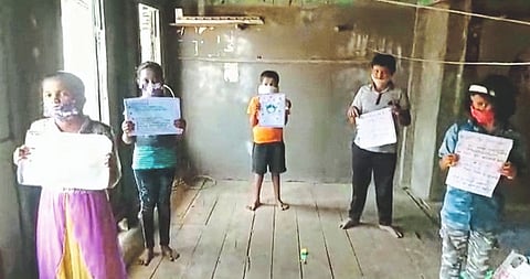 In Kumbhargaon, Chimukalya warriors have started raising awareness about Corona from house to house..jpg