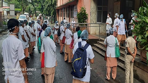 जे. जे. रुग्णालयात काळ्या फिती लावून परिचारिकांचं आंदोलन