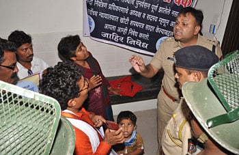 नर्मदा बचावाचे आंदोलन...अफरोज अहमद गो बॅक'चा नारा