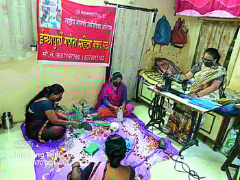 "कोरोना'च्या संकटात बचत गटांनी विकले अडीच लाखांचे "मास्क'
