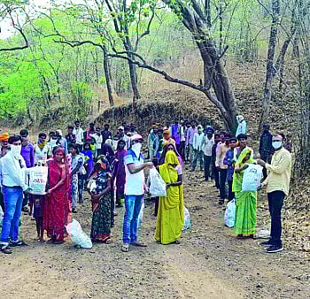 सातपुड्याच्या दुर्गम भागातही पोचली अन्नधान्याची मदत
