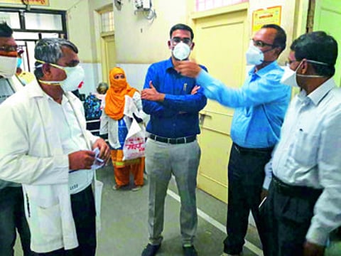 मृत्यूदर रोखण्यासाठी 24 तासांत स्वॅबचा रिपोर्ट हवा : जिल्हाधिकारी अभिजित राऊत