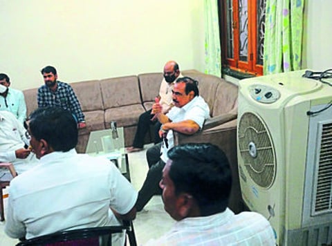 गिरीश महाजनांविषयी सिडी, पॅनड्राईव्ह; म्हणाले ' ये तो ट्रेलर है..पिक्चर अभी बाकी है !