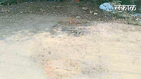 जांभुळवाडी : दरीपुलाखाली या रस्त्यावर अंत्यविधी करण्यात येतो.