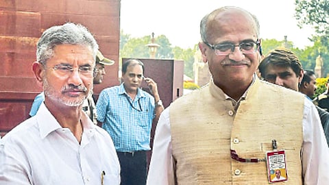 नवे परराष्ट्रमंत्री एस. जयशंकर यांचे स्वागत करताना परराष्ट्र सचिव विजय गोखले.