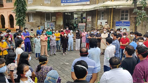 मृत व्यक्तीच्या व्हायरल व्हिडिओविरोधात KEMमध्ये डॉक्टरांचे निषेध आंदोलन