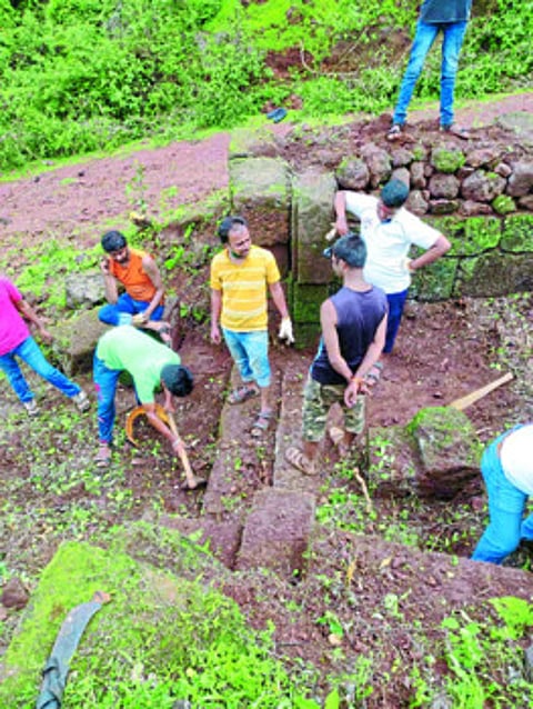 The old door of Bhudargad was opened through labor