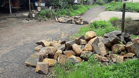 रस्त्याच्या मालकीवरून पर्यटकांची कोंडी