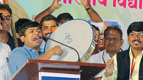 नाशिक - संविधान जागर सभेत रविवारी डफावर थाप देत आजादीचे गीत सादर करताना कन्हैयाकुमार.