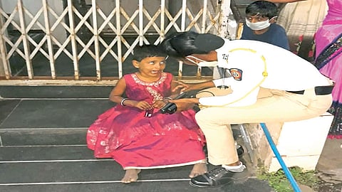 कर्तव्यदक्ष पोलिसांमुळे पाच वर्षांच्या बालिकेची झाली आई- बाबांची भेट