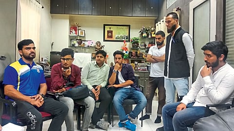 पुणे - जम्मू- काश्मीरमध्ये संपर्क यंत्रणा बंद असल्याने कुटुंबीयांशी संवाद होत नसल्याची व्यथा मांडताना काश्मिरी विद्यार्थी.