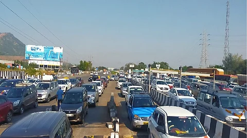 एक्स्प्रेस वे फुल! खालापूर टोल नाक्यावर वाहनांच्या लांबच्या लांब रांगा