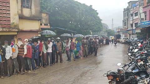 Akole taluka farmers have been rushing for fertilizer since 4 am