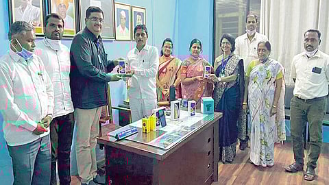 ऑनलाइन शिक्षणासाठी खुस्पे दाम्पत्याचे दातृत्व