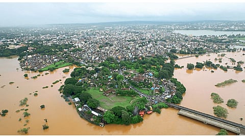 कोल्हापूर शहराला गेल्या वर्षी अतिवृष्टीमुळे पडलेला महापुराचा विळखा.