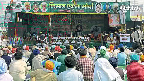 नवी दिल्ली - गाझीपूर सीमेपाशी आंदोलक शेतकरी सभेतील नेत्याचे भाषण ऐकताना. (एएनआय)