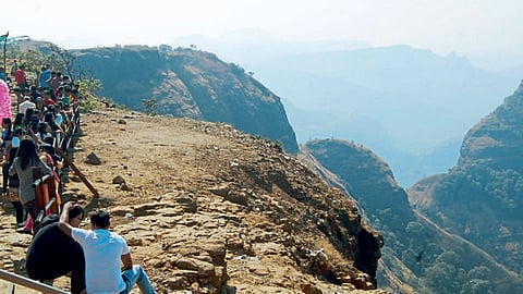 पर्यटकांचे पसंतीचे केंद्र असलेला लायन्स पॉइंट.