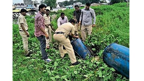 कुही - चाम्पा पारधी बेड्यावर उमरेड पोलिसांनी छापा टाकून अवैद्य मोहफुल दारू हातभट्टी, मोहफुल दारू सडवा असा एकूण ५ लाख २० हजारांचा माल नष्ट केला.