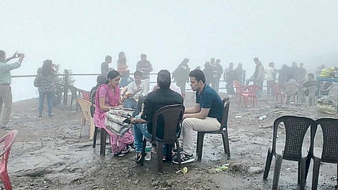 लोणावळा - थंडगार हवा आणि पावसाच्या हलक्या सरी अंगावर झेलत पर्यटकांनी गरमागरम भजी, मक्याच्या कणसाची मजा घेत पर्यटनाचा आनंद लुटला.