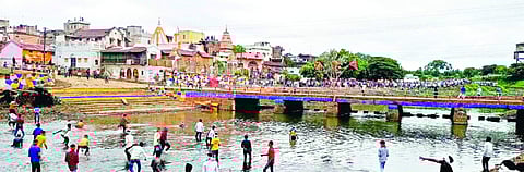 पांढुर्णाः प्रशासनाचा आदेश धुडकावून सुरु करण्यात आलेली गोटमार.