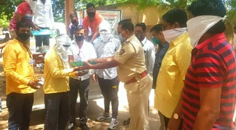 गरजूंना व रूग्णांना जेवण देत मुक्ताईनगर येथे हनुमान जयंती साजरी...