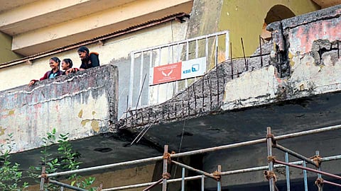 नेहरुनगर - कै. अण्णासाहेब मगर स्टेडियमच्या प्रेक्षक गॅलरीच्या धोकादायक बनलेल्या कठड्याचा स्थापत्य विभागाने काढलेला भाग.