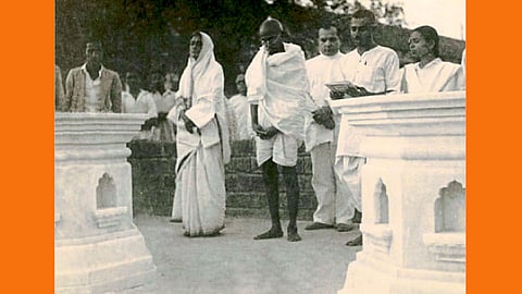 आगाखान पॅलेसमध्ये कस्तुरबा गांधींना श्रद्धांजली.