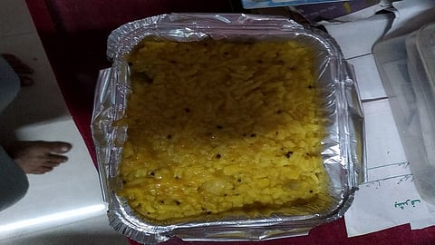 मालाडमध्ये घरोघरी वाटप केलेली खिचडी निकृष्ट दर्जाची असल्याचा आरोप होत आहे.