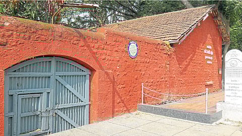 मामलेदार कचेरी, शुक्रवार पेठ - उमाजी नाईक यांच्यासह अन्य क्रांतिकारकांना येथे ठेवण्यात आले होते.