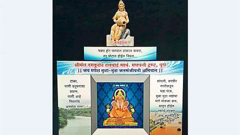 पुणे - श्रीमंत दगडूशेठ हलवाई गणपती ट्रस्टचा जय गणेश मुळा-मुठा जलसंजीवनी अभियानाचा संदेश देणारा "मानव सेवा रथ'''''''' यंदा गणेश विसर्जन मिरवणुकीत असणार आहे. त्यावर लिहिलेली घोषवाक्ये.