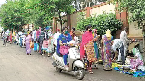 फुटपाथवर भाजीविक्रेत्यांचा कब्जा; ग्राहकांची वाहनेही रस्त्यावर